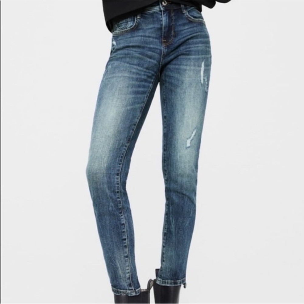 Zara Mid Rise Distressed Skinny Jeans with Asymmetrical Hem, US 2/EUR 34 NWOT